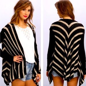 Free People - boho sweater - two snaps - side pockets - looser knit